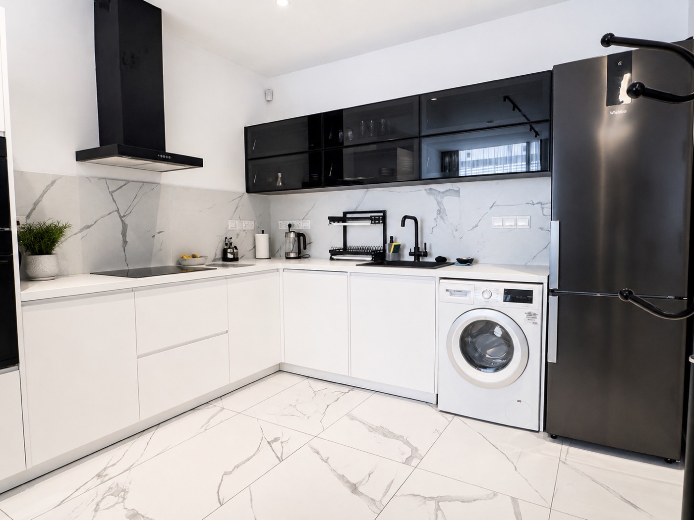 Fully equipped kitchen with washing machine and full-size fridge